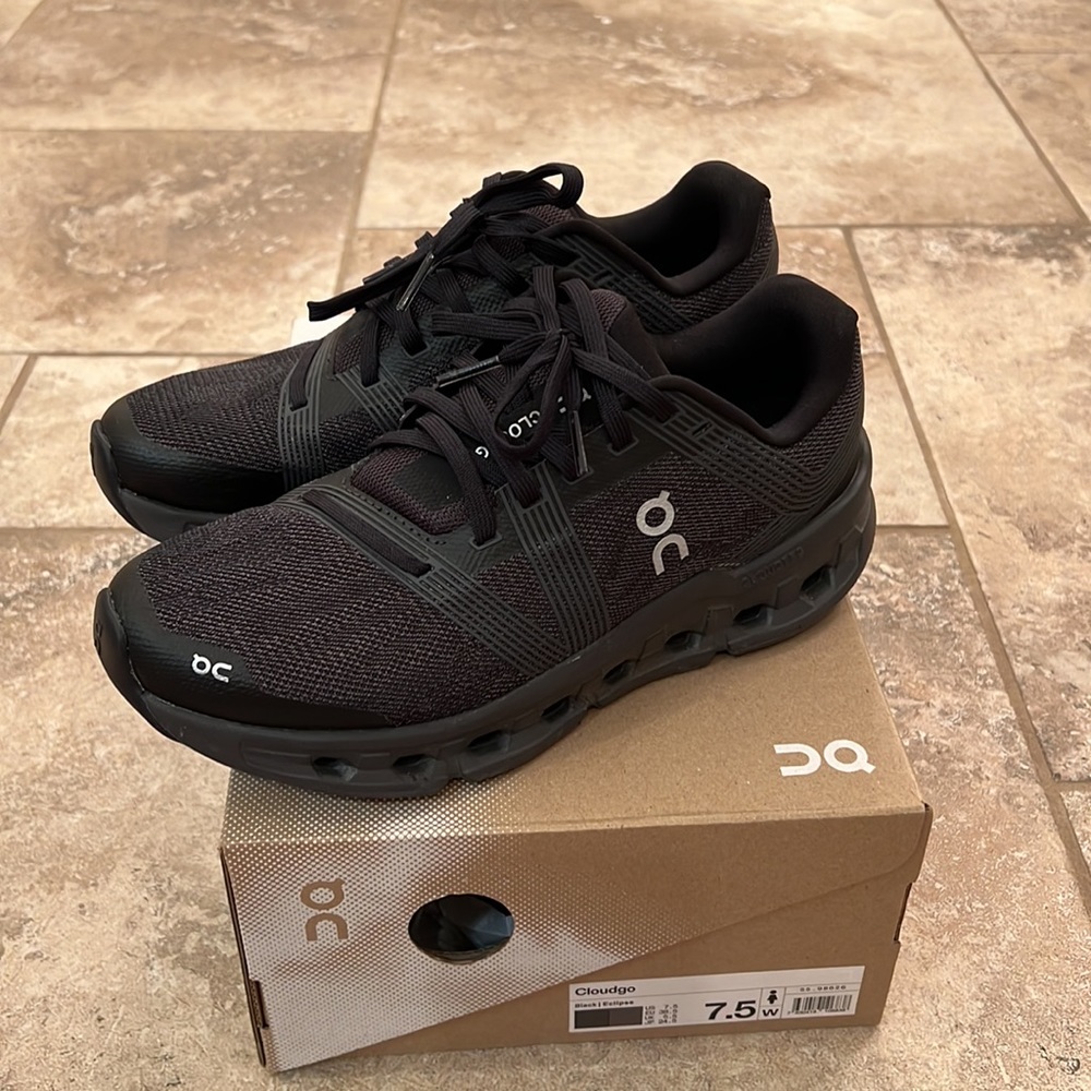 On Cloud Cloudgo black athletic running sneakers size 7.5